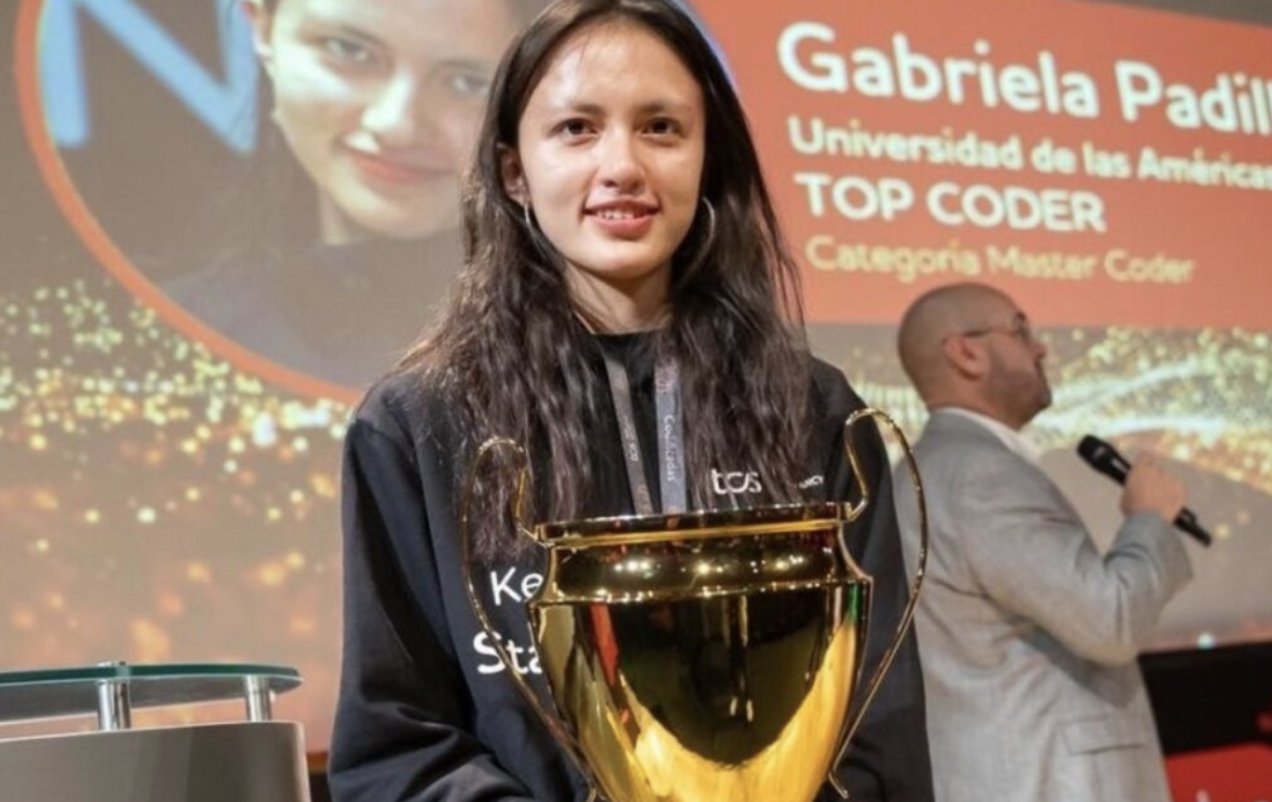 Gabriela Padilla triunfa en concurso de programación con IA